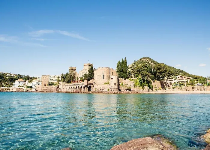 Lovely With Pool Close To Beaches